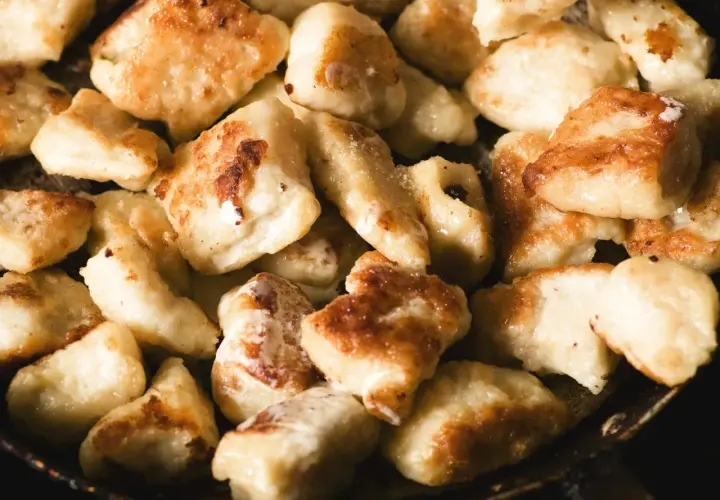 Smażone leniwe pierogi Ani, rumiane i apetyczne, kuszą swoim wyglądem.