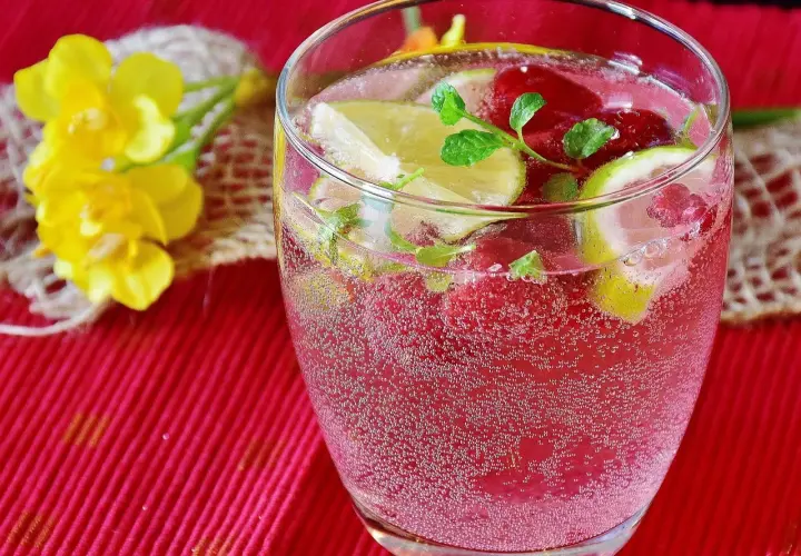 Najlepsze drinki z czerwonego wina – proste przepisy i porady dla każdego