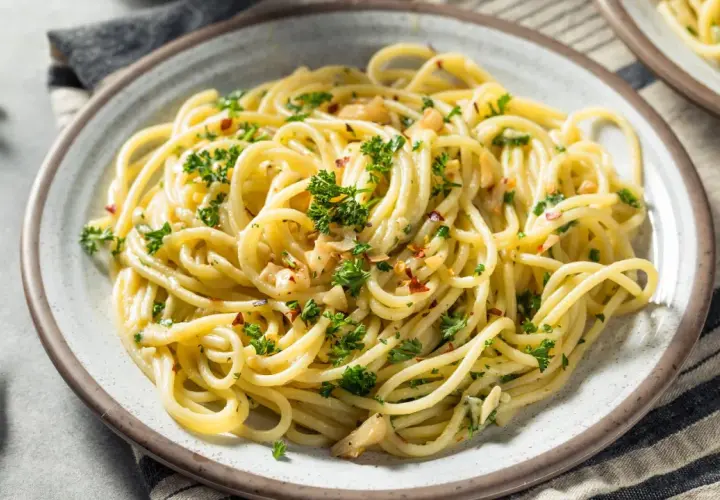 Pyszny włoski obiad: spaghetti aglio e olio z czosnkiem, natką pietruszki i płatkami chili.