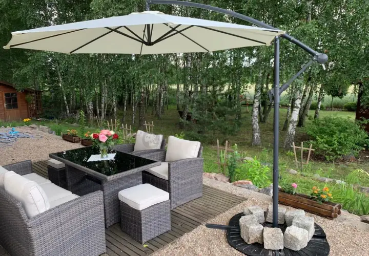 Jak obciążyć parasol ogrodowy, aby uniknąć jego przewrócenia w wietrze