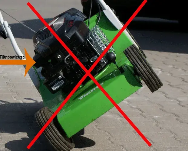 Na którą stronę można przechylać kosiarkę spalinową, aby uniknąć uszkodzeń?