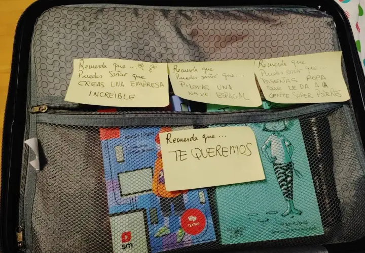 Maletas abiertas con notas que animan a soñar: crear empresas, pilotar naves espaciales, diseñar ropa con superpoderes.