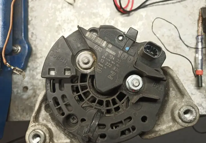 Schemat podłączenia alternatora Bosch. Widoczny numer 0 124 325 100.
