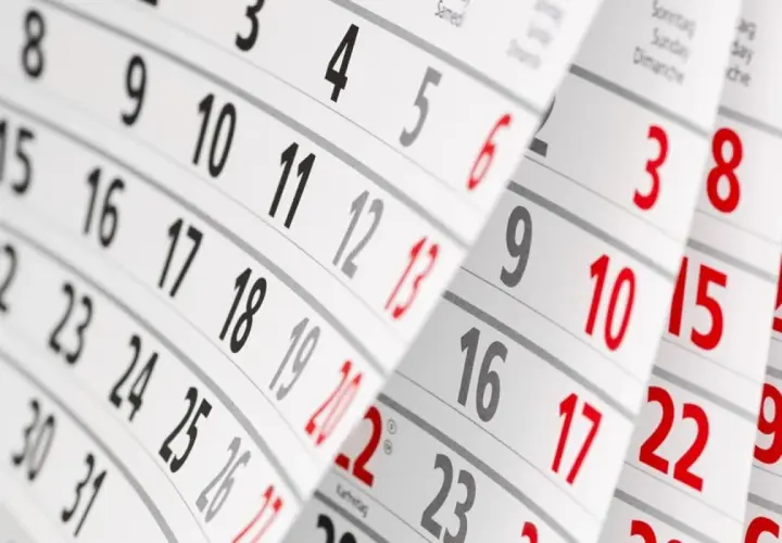 Pagine di un calendario che mostrano i numeri dei giorni, utili per il calcolo giorni mancanti.