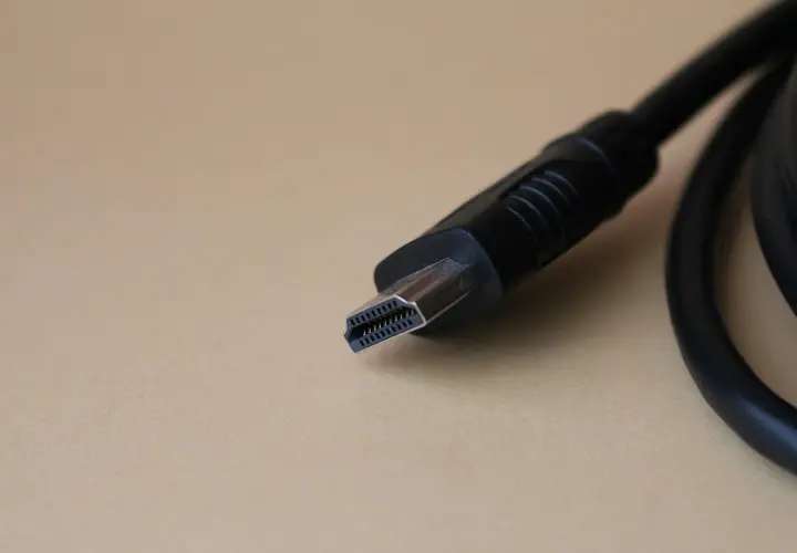Jak użyć laptopa jako monitor HDMI i uniknąć problemów z połączeniem