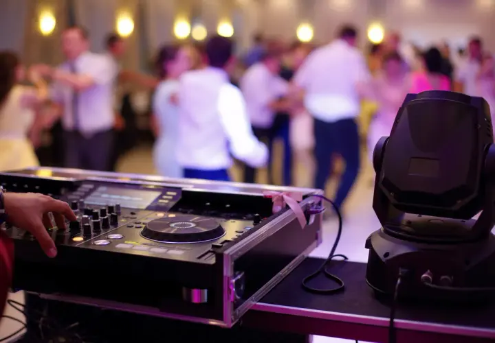 Koszt DJ-a na wesele: Od 4500 zł do 12000 zł jak nie przepłacić?