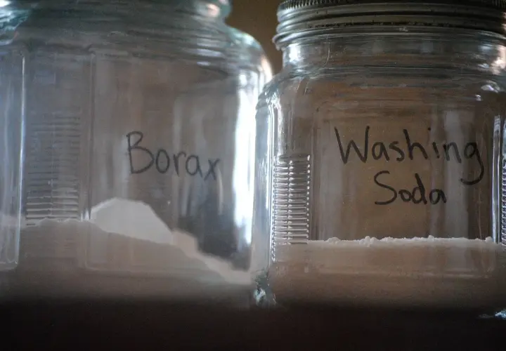 Dwa słoiki z napisem "Borax" i "Washing Soda". Boraks może być stosowany na stawy, ale ostrożnie.