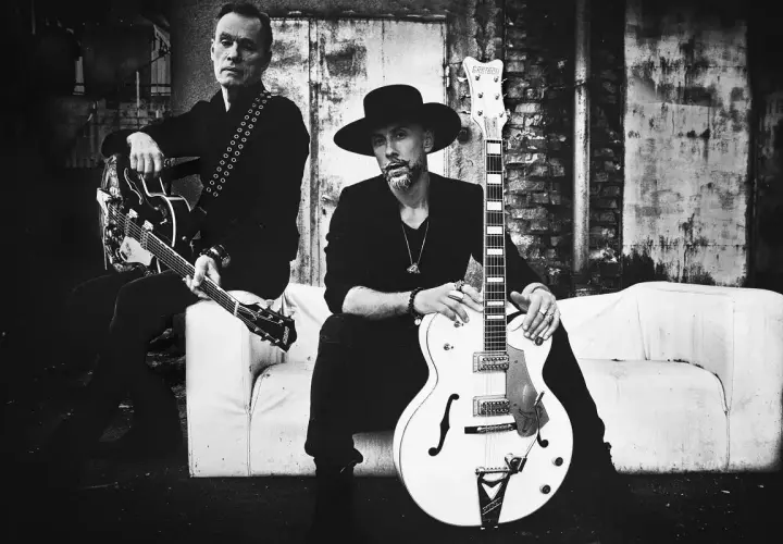 Ja i ten mężczyzna, dwaj gitarzyści, gotowi do rock'n'rolla.
