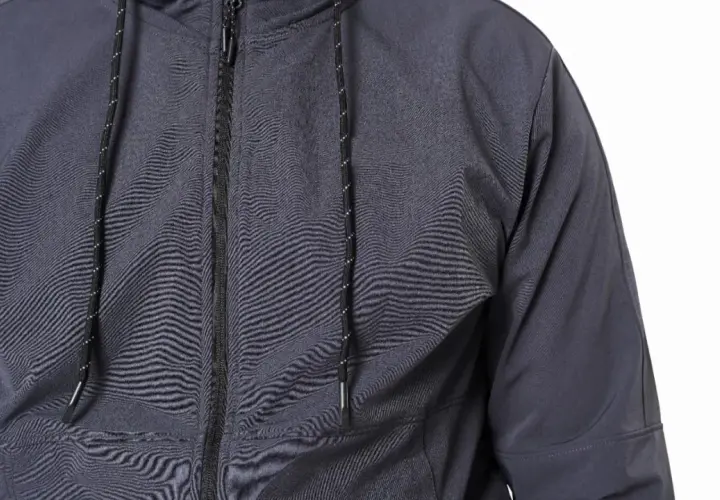 Szara kurtka softshell z kapturem i ściągaczami. Czy softshell przemaka? Ten model wygląda na odporny na deszcz.