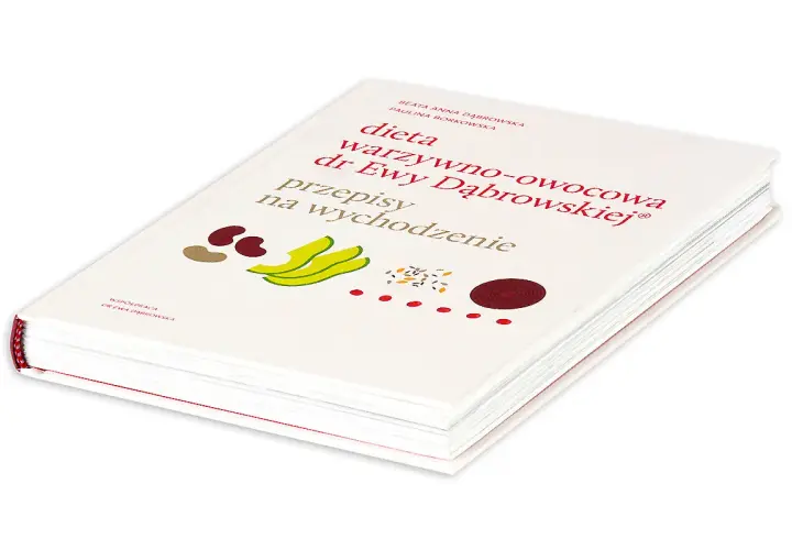 Książka "Dieta warzywno-owocowa dr Ewy Dąbrowskiej. Przepisy na wychodzenie" z grafikami fasoli, bananów i nasion.