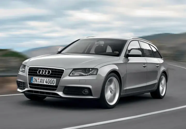 Srebrne Audi A4 B8 Avant w ruchu. Poznaj typowe usterki tego modelu, by uniknąć niespodzianek.