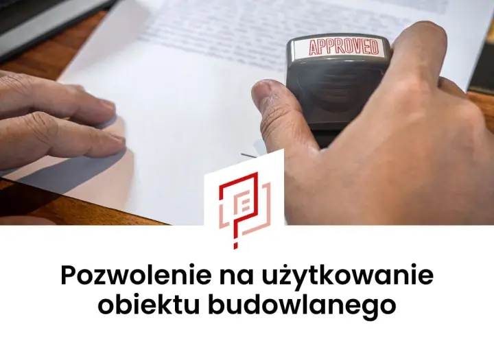 Ręka z pieczątką "APPROVED" nad dokumentem. Oznacza to uzyskanie pozwolenia na użytkowanie obiektu budowlanego.