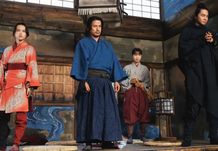 Quatre samouraïs se tiennent dans une pièce. L'un d'eux, le dernier samouraï debout, saison 2, porte un kimono bleu.