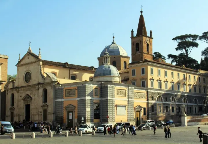 Piazza con chiese barocche, cupole e campanile. Un itinerario ideale per scoprire la Roma barocca, con gente che passeggia e auto.