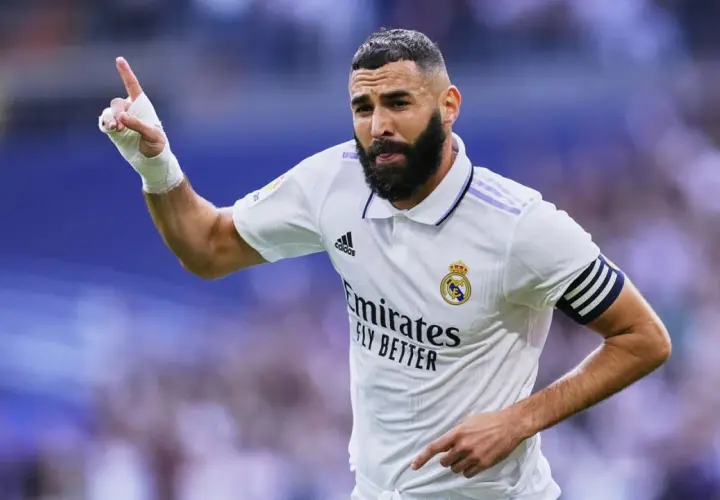 Karim Benzema, jeden z najlepszych piłkarzy z numerem 10, świętuje bramkę.
