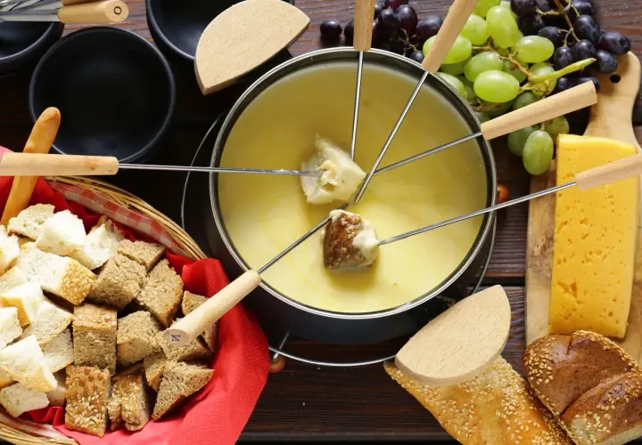 Un délicieux vin à fondue, avec du pain, du fromage et des raisins.