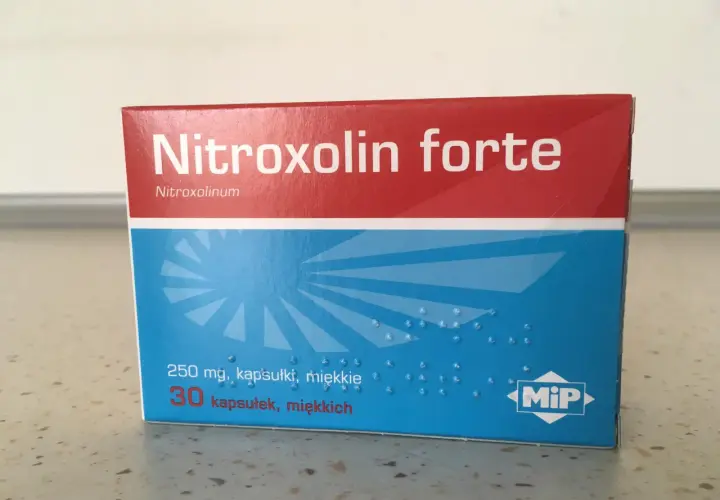 Opakowanie leku Nitroxolin forte, zawierające 30 miękkich kapsułek po 250 mg.