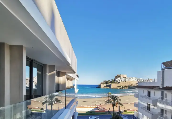 Vista desde el balcón de un hotel moderno hacia el mar y el histórico hotel castillo de Peñíscola.