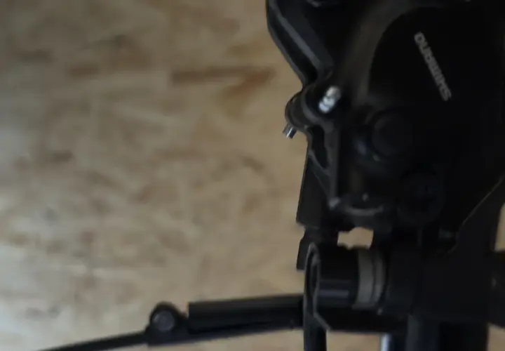 Nahaufnahme einer Fahrrad-Scheibenbremse. Die Transportsicherung wurde vergessen, was zu einem potenziellen Problem führt.