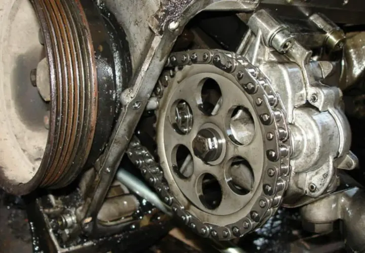 Detalle de tipos de bomba de aceite con cadena y polea de motor.