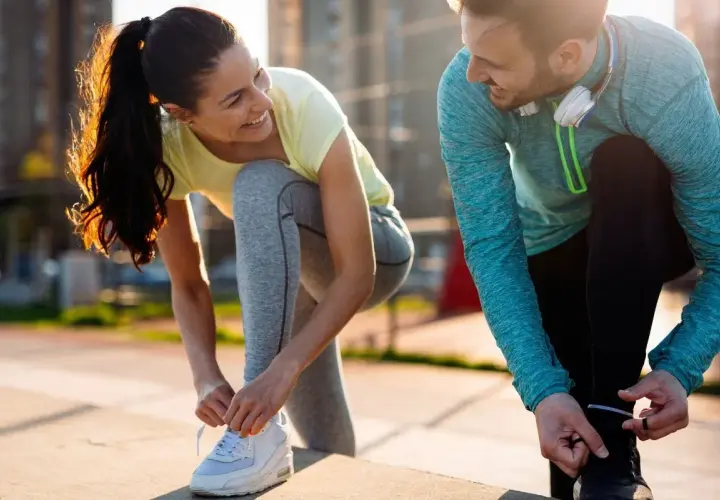 Para, gotowi na cardio na czczo. Słońce wschodzi, a oni szykują się do treningu.