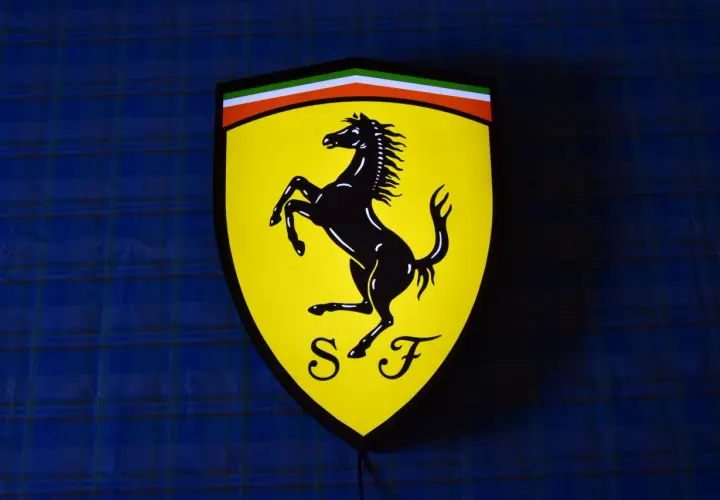 Ferrari: Jaki znaczek kryje się za legendą? Odkryj sekrety