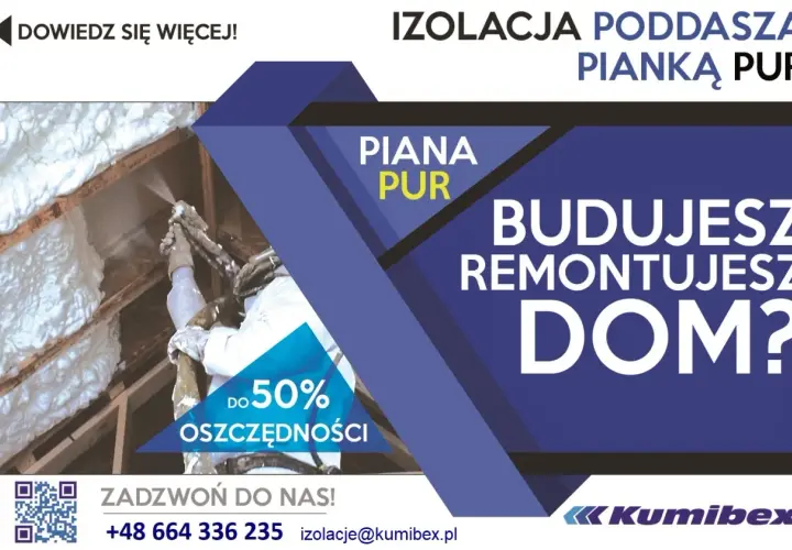Izolacja poddasza pianką PUR. Pracownik w kombinezonie natryskuje piankę na drewnianą konstrukcję dachu. Oszczędność do 50%.