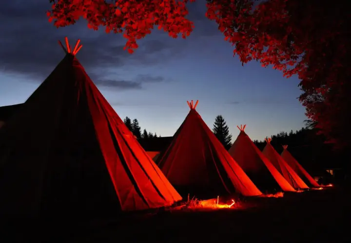 Nocny kemping w Karpaczu. Namioty tipi oświetlone od środka, tworzące magiczną atmosferę.