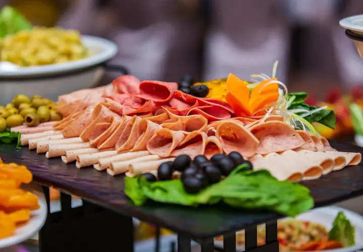 Plateau de charcuterie variée, olives et garnitures, parfait pour un repas champêtre pour 50 personnes.