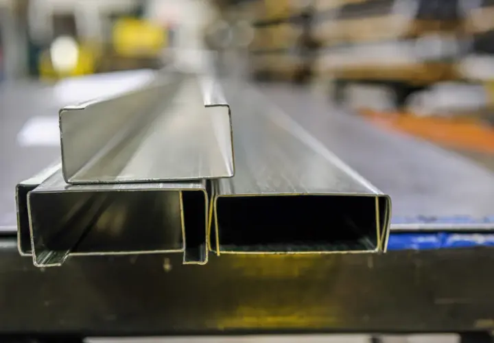Dwa metalowe profile, jeden w kształcie litery L, drugi prostokątny, to kątowniki do płyt gk.