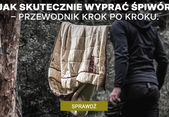 Jak prać śpiwór? Przewodnik krok po kroku. Śpiwór wisi na sznurku, obok stoi osoba w czarnej bluzie.