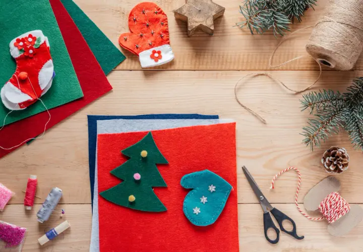 Materiały do tworzenia kartki świąteczne diy dzieci: filc, sznurek, igła, nożyczki, ozdoby.