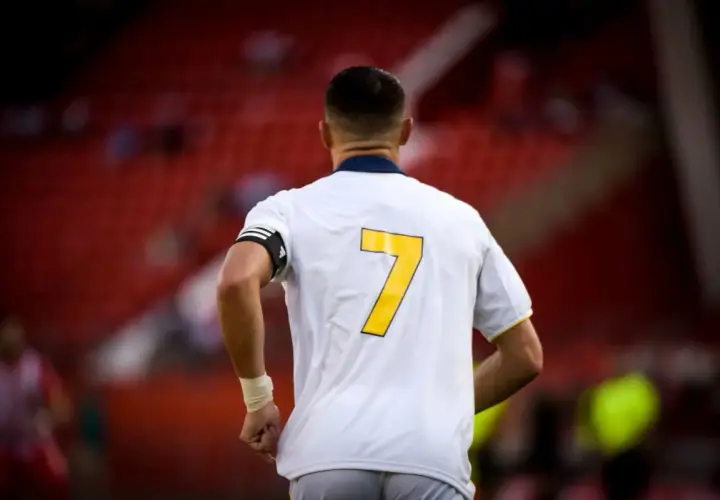 Piłkarz z numerem 7 na plecach, przypominający o tym, w jakich klubach grał Ronaldo.