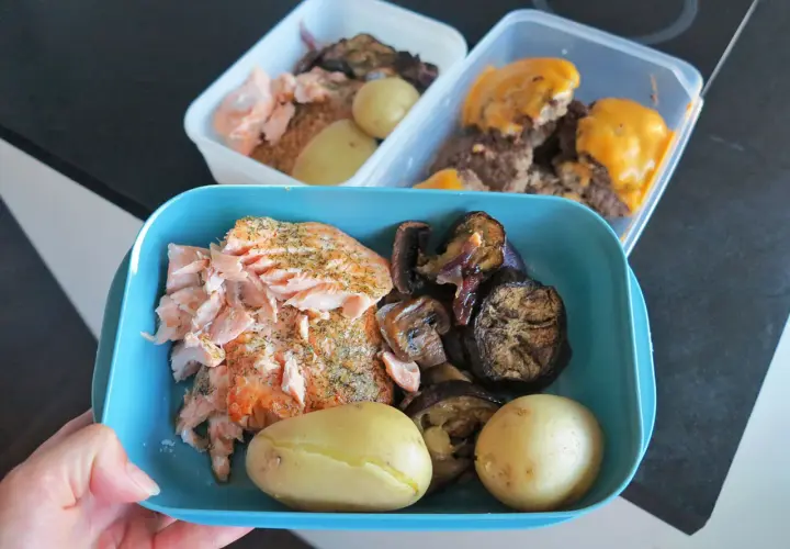 Läckra matlådor med lax, potatis och grönsaker. Perfekt vardagsmat för barnfamiljen som vill ha en hälsosam och enkel måltid.