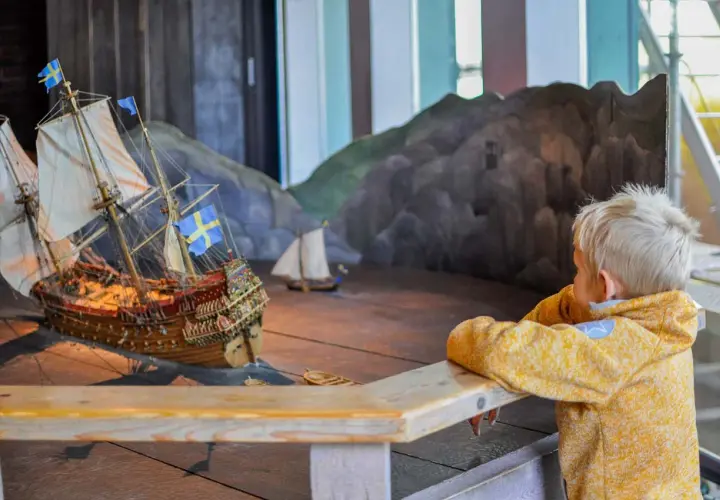 Barn fascineras av en modell av regalskeppet Vasa på Vasamuseet.