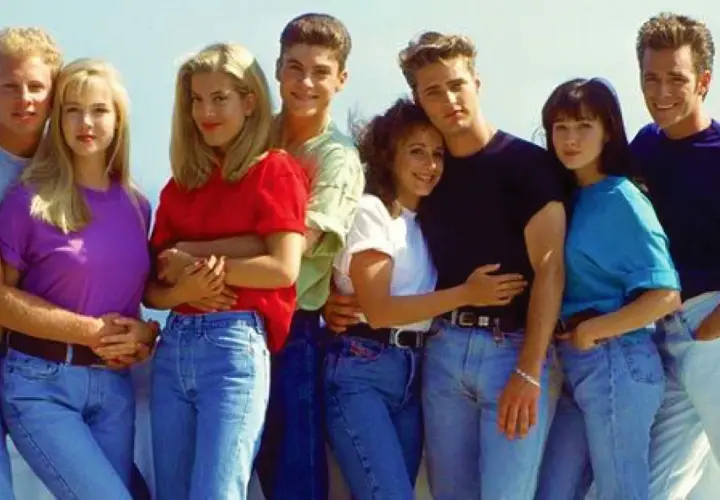 Gwiazdy Beverly Hills 90210, Brandon, Brenda, Kelly, Dylan, Donna, David i Andrea, pozują do zdjęcia na tle błękitnego nieba.