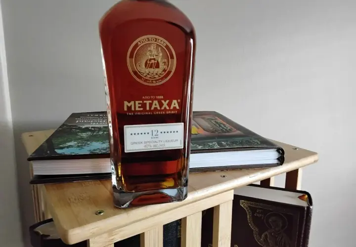 Butelka Metaxy 12 Gwiazdek, greckiego specjału. To jest właśnie metaxa, co to jest - wykwintny trunek.