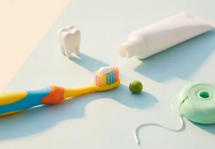 Spazzolino, dentifricio e filo interdentale per un efficace trattamento fluoro denti.