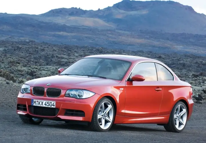 BMW 120i - osiągi, wyposażenie i opinie użytkowników, które zachwycają