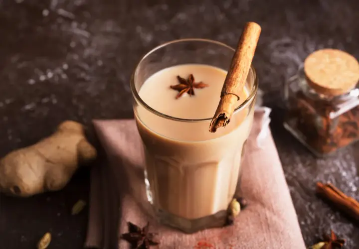 Aromatyczny napój, idealny na chłodne dni. Poznaj przepis na masala chai z imbirem, cynamonem i anyżem.