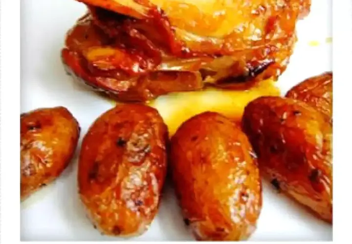 Souris d'agneau au barbecue Weber, tendres et caramélisées, servies avec des pommes de terre rôties. Un délice !