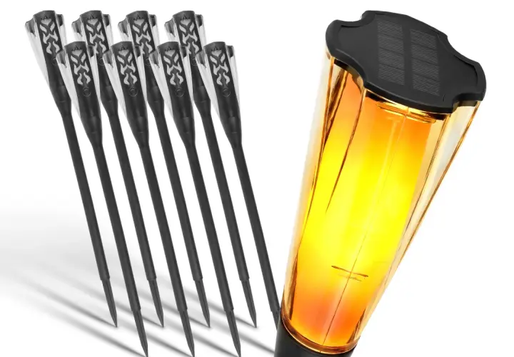 Siedem lamp solarnych w rzędzie, jedna świeci jasno, a pozostałe nie. Dlaczego lampa solarna nie świeci?