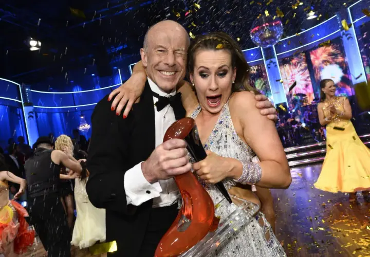 Vinnare i Let's Dance firar med konfetti och en glittrig sko.