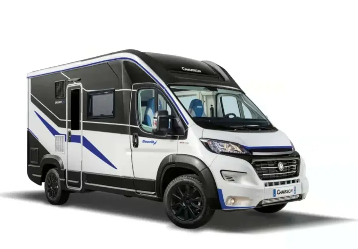 Un moderno camper elettrico Chausson con design bianco e blu, pronto per avventure ecologiche.