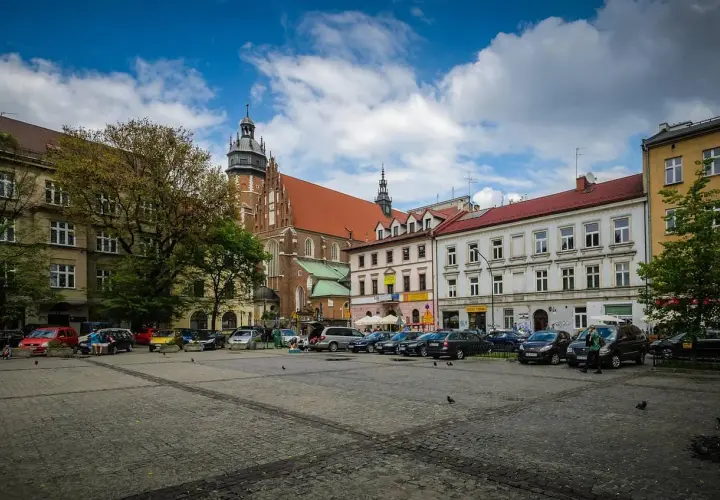 Rynek w krakowskiej dzielnicy żydowskiej z kościołem Mariackim w tle.