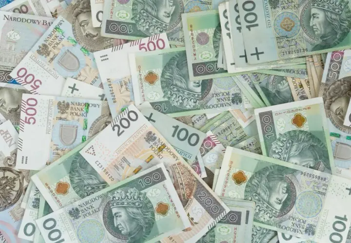 Stos banknotów 100, 200 i 500 zł. Tyle pieniędzy potrzeba, by policzyć, ile jest kin w Polsce.