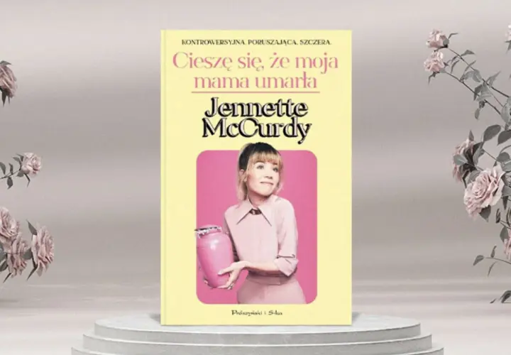 Okładka książki "Cieszę się, że moja mama umarła" Jennette McCurdy. Aktorka trzyma różową urnę.