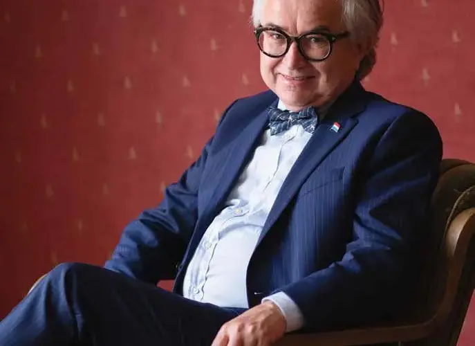 Koszula w spodniach czy na wierzchu? Dominik Zieliński radzi!