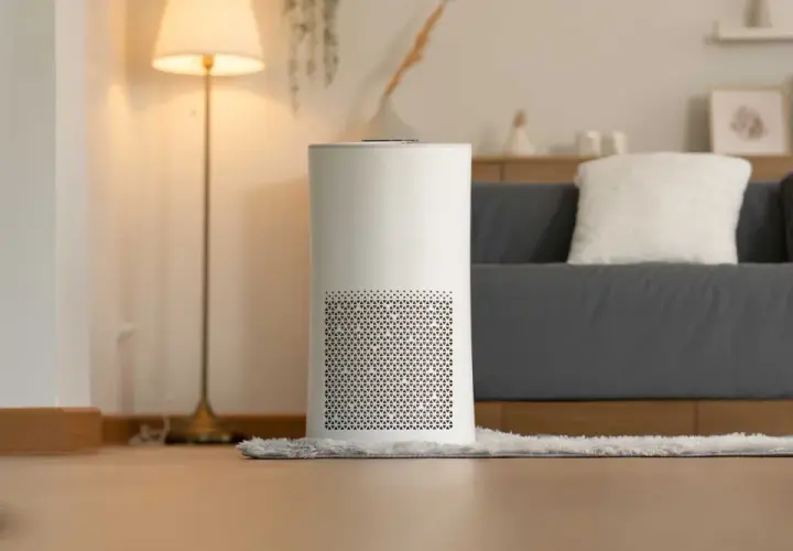Purificador de aire blanco en una sala de estar, promoviendo iones negativos salud.