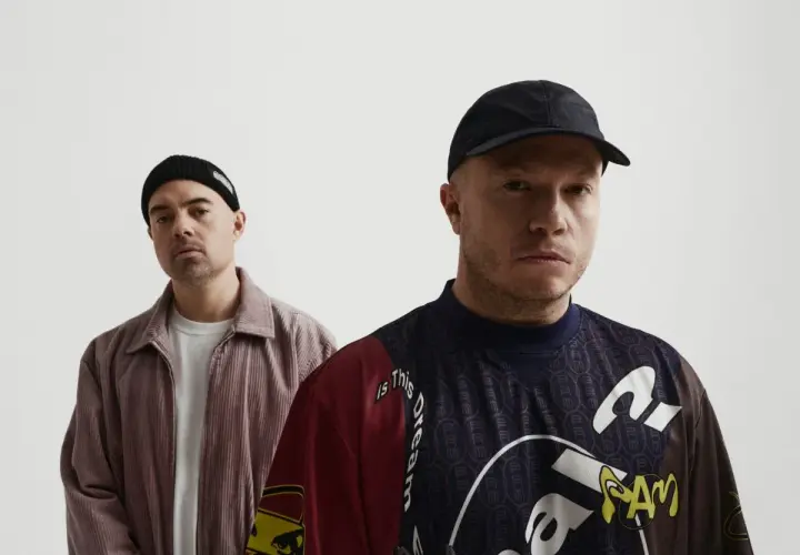 Dwóch mężczyzn, jeden w czapce beanie, drugi w czapce z daszkiem, pozuje do zdjęcia. To okładka jednego z pro8l3m albumy.